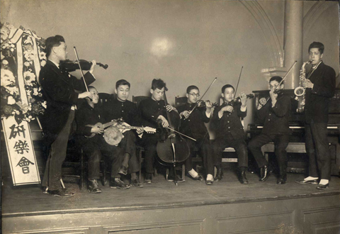 1926년 1월. 연주회를 마치고(왼쪽 끝 홍난파)